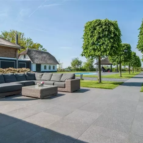 demo Tubag waterdoorlatende terrasaanleg en voorstelling Horsemen Care voor steen en hout